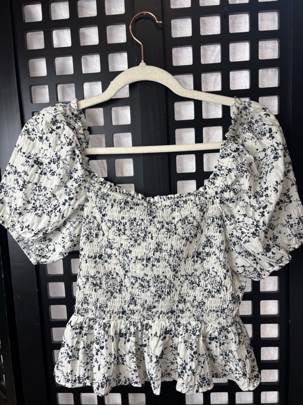 🤍 Lulu’s Smocked Peplum Top Women's Small Black White Floral Puff Sleeve NWT 🤍 - Picture 5 of 12